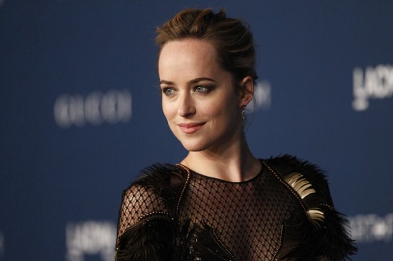 Dakota Johnson, sexy protagonista di 50 Sfumature 8