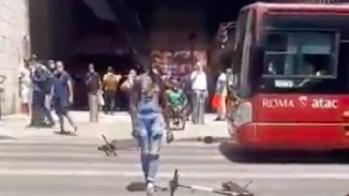 Migrante impazzito blocca il traffico coi monopattini