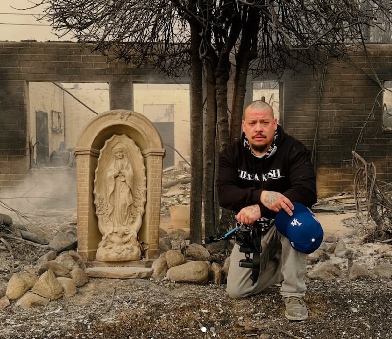 L'immagine tratta dalla pagina Instagram di hoodstocks che lo ritrae vicino alla statua della Madonna intatta, nonostante tutto il resto sia stato bruciato