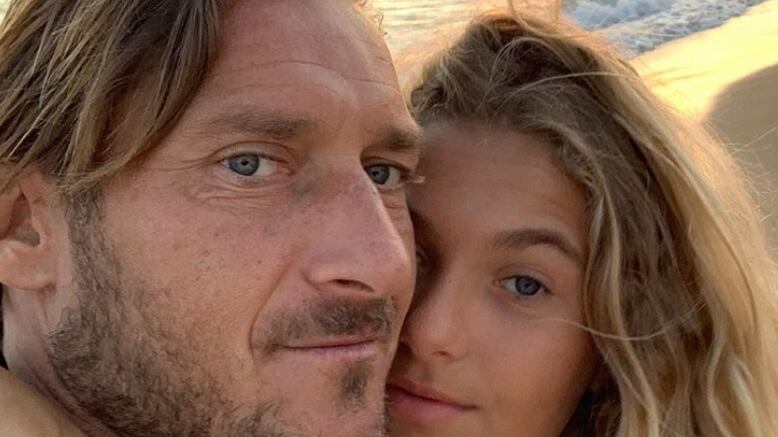 Scoperta (e chiusa) chat pedopornografica su Chanel Totti e Ilary Blasi
