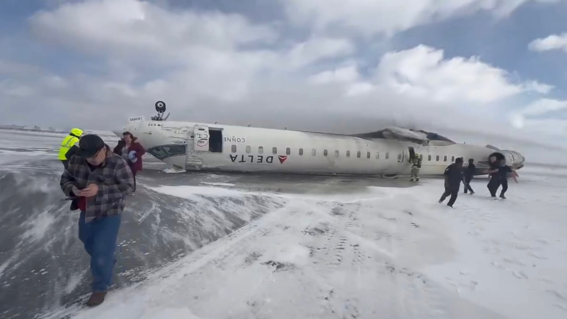Incidente aereo a Toronto, volo della Delta si ribalta in fase di atterraggio: 15 feriti