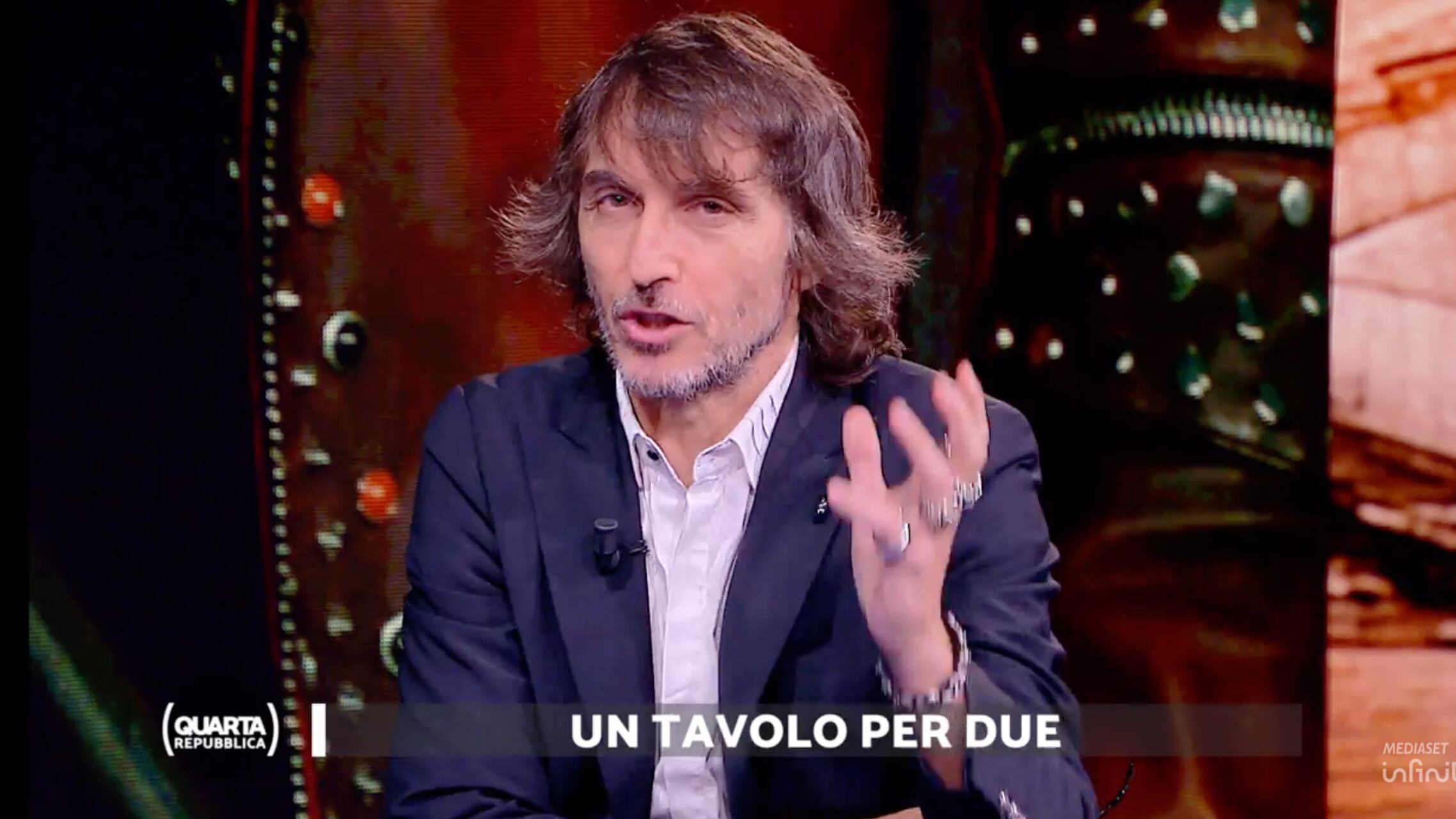 "Non è imbecille, ma...". Cruciani abbatte Vasco Rossi