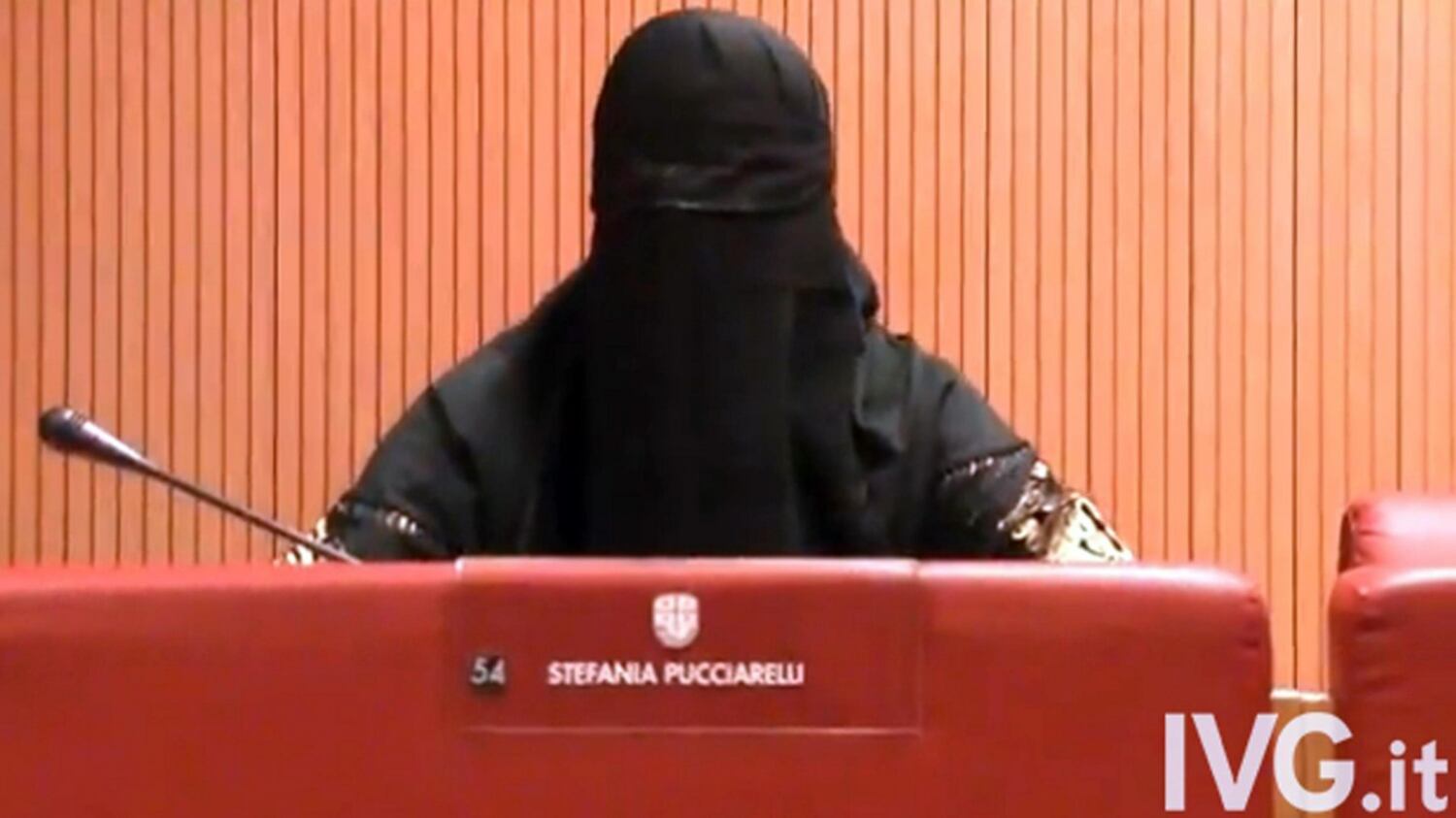 L'8 marzo con il burqa della consigliera leghista: "Do voce alle donne invisibili costrette a indossarlo"