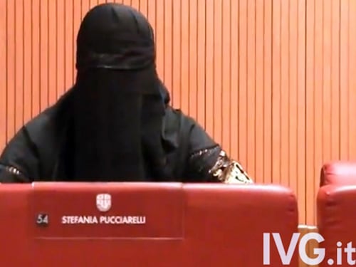 L'8 marzo con il burqa della consigliera leghista: "Do voce alle donne invisibili costrette a indossarlo"