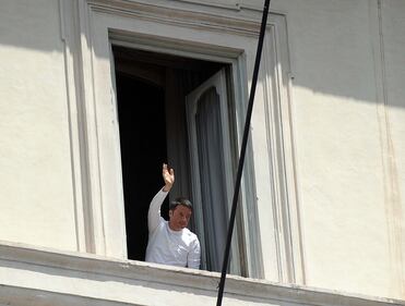 Renzi in maglietta bianca dopo la parata del 2 giugno 1