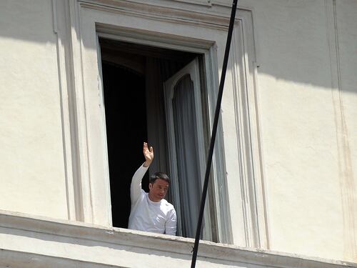 Renzi in maglietta bianca dopo la parata del 2 giugno