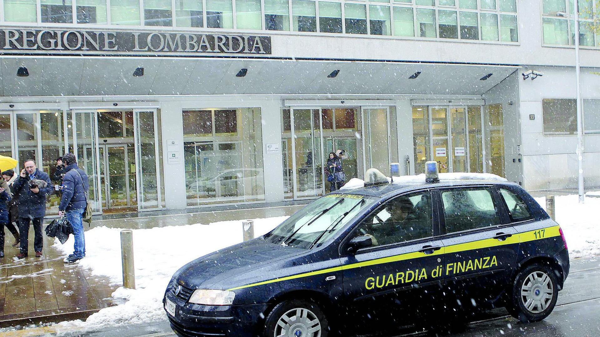 I partiti si mettono l'elmetto Formigoni: qui non c'è Batman