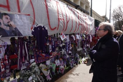 Tifosi, compagni di squadra e dirigenti della Fiorentina: tutti in fila per salutare Astori 2