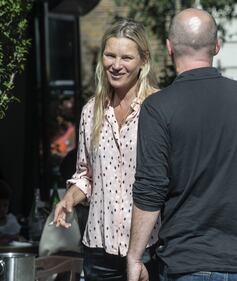 Kate Moss: irriconoscibile mentre fuma fuori dal ristorante: la sua trasformazione 2