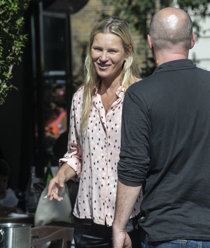 Kate Moss: irriconoscibile mentre fuma fuori dal ristorante: la sua trasformazione 2