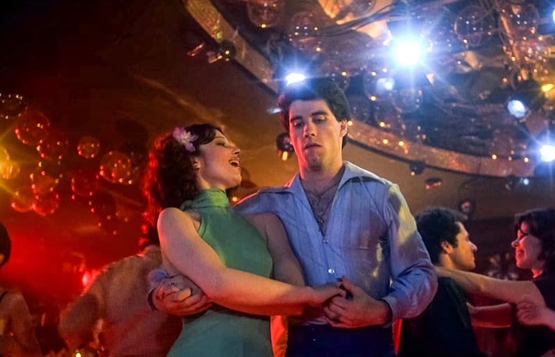 Fran Drescher con John Travolta in una scena del film La febbre del sabato sera.