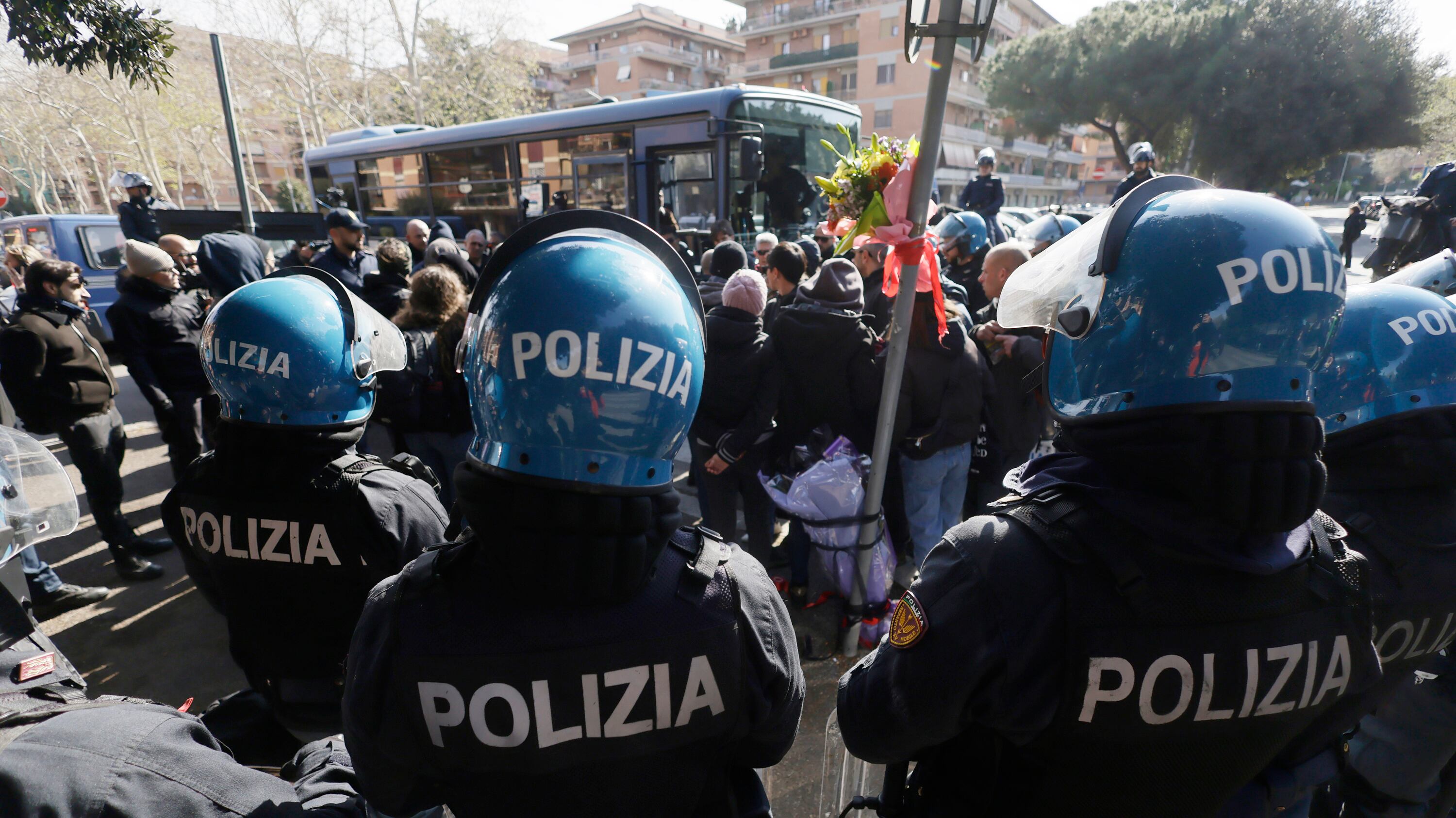 Anarchici, tre indagati con l’aggravante del terrorismo: “Per la violenza rivoluzionaria”
