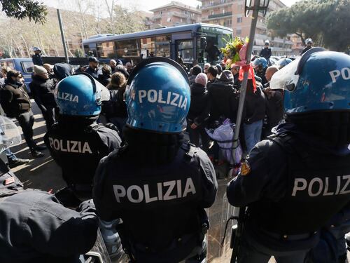 Anarchici, tre indagati con l’aggravante del terrorismo: “Per la violenza rivoluzionaria”