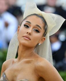 Met Gala 18, Miley Cyrus e la scollatura hot 7