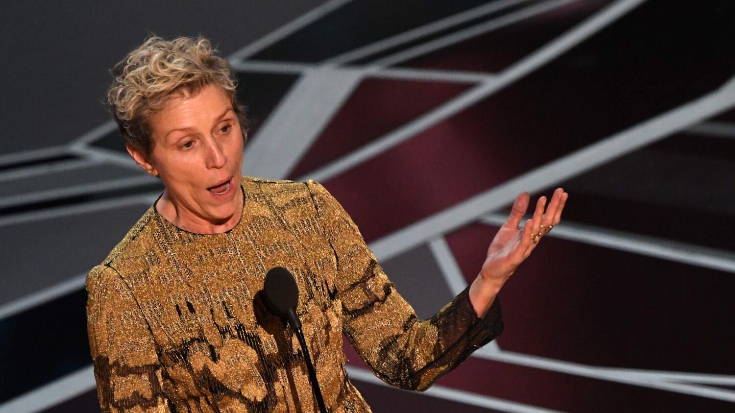 Imbucato al party ruba Oscar alla McDormand e si fa un video