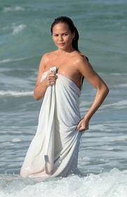 La modella Chrissy Teigen completamente nuda 5