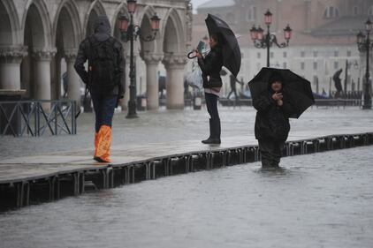 Allerta per l’acqua alta a Venezia che questa mattina ha registrato 120 cm sul livello medio del mare 10