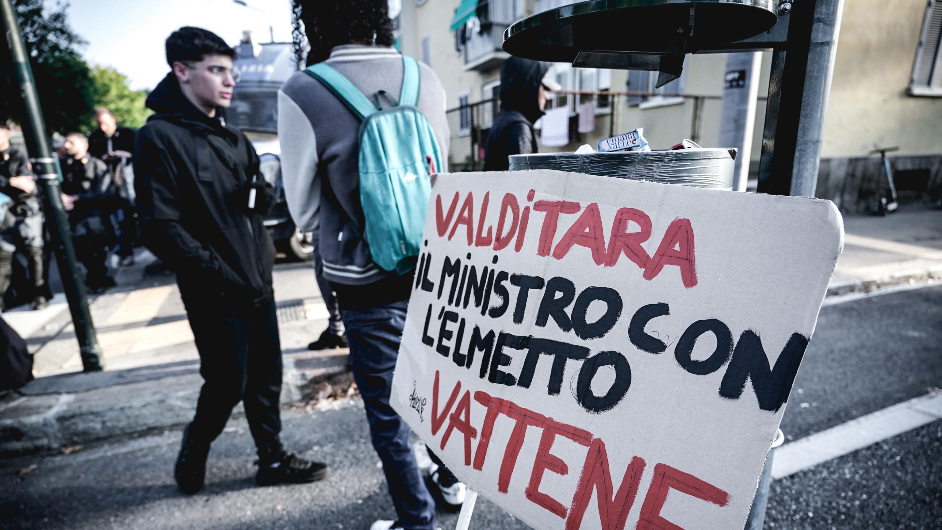 La violenza dei soliti pro Pal: insulti e lacrimogeni contro Valditara