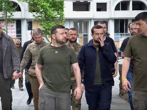 Zelensky a Odessa e Mykolaiv: "Lottiamo per la vittoria"