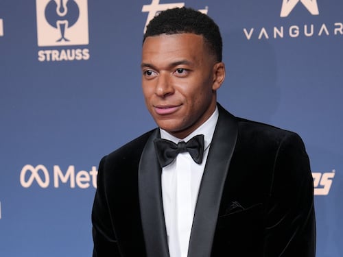 Guai a chiamare Mao dittatore: Mbappé fa una battuta e la Cina lo cancella