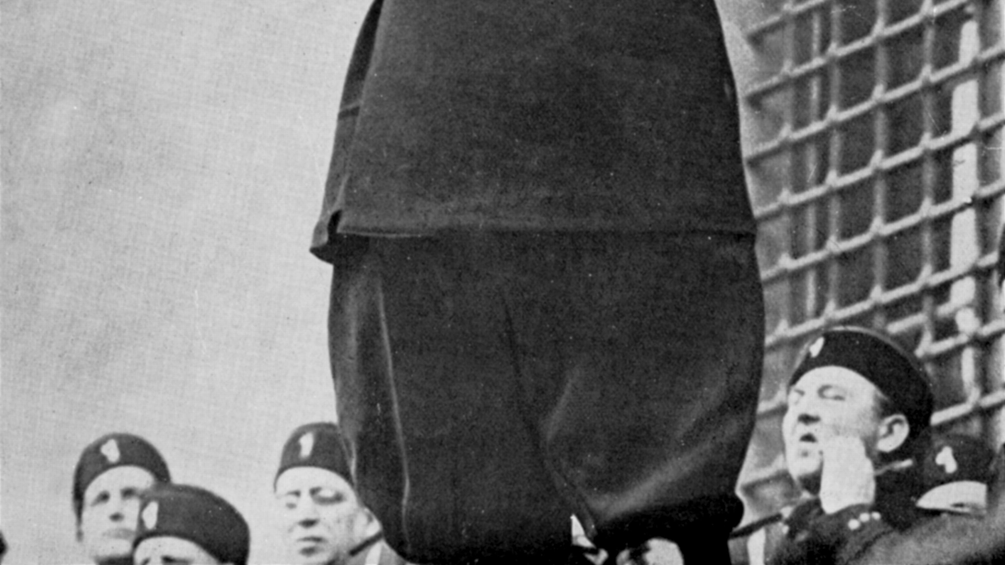 Salò scopre dopo 101 anni che Mussolini va rimosso