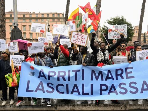 Cgil, Ong e giudici in piazza. "Ma il dl Cutro sarà legge"