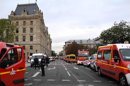 Parigi, strage alla sede della polizia: funzionario uccide 4 persone 4