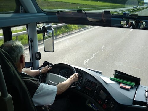 Patente falsa, fermato albanese: doveva guidare bus con alunni medie