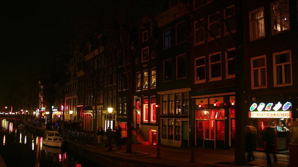 Amsterdam chiude il quartiere a luci rosse? Ecco il piano della città