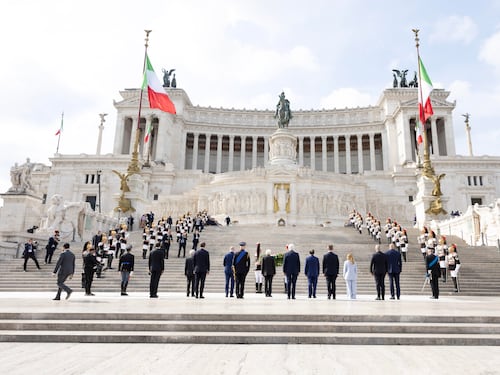 Bagno di folla ai Fori tra applausi e tricolori. Sfila il nostro orgoglio militare e civile