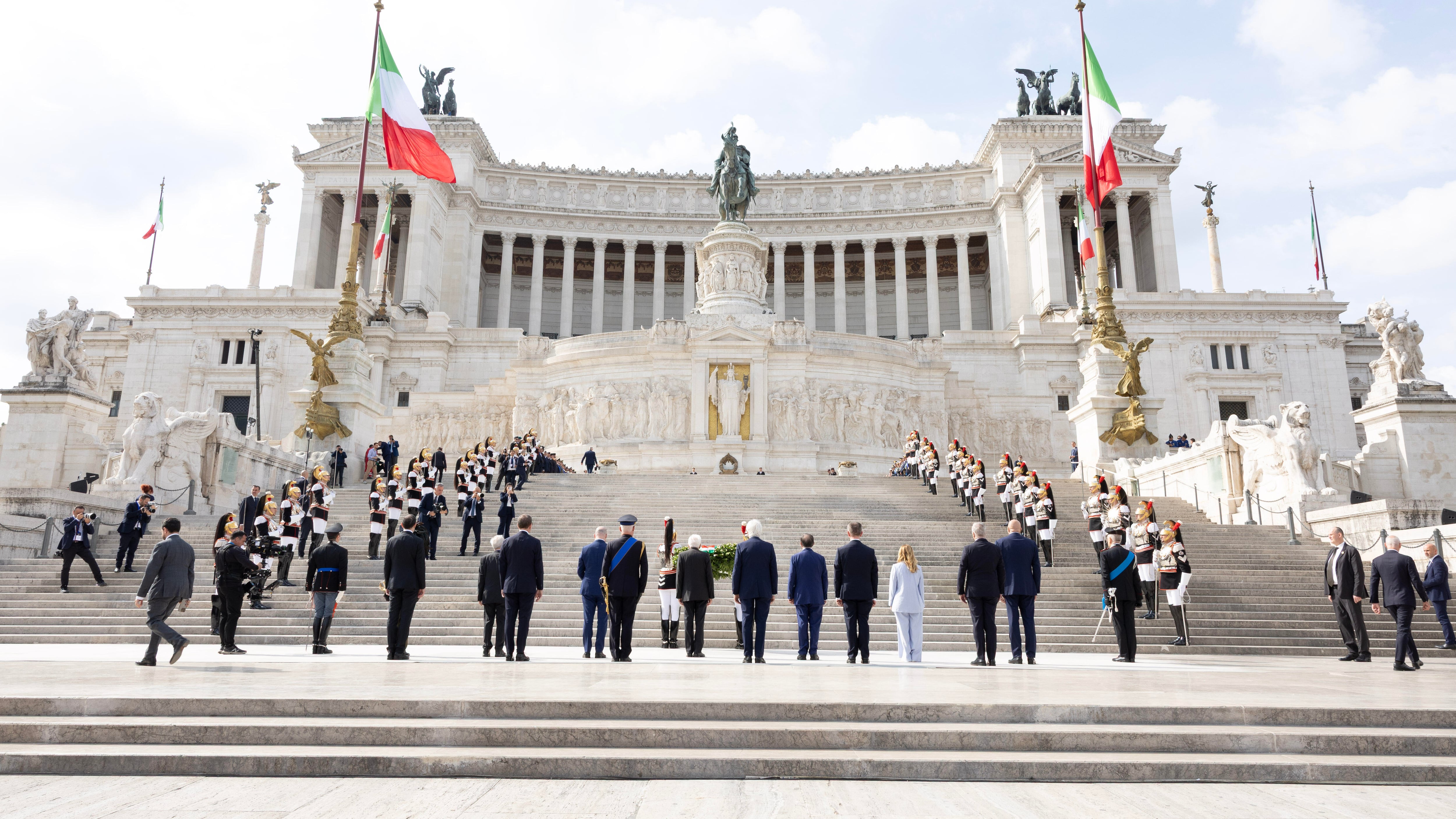 Bagno di folla ai Fori tra applausi e tricolori. Sfila il nostro orgoglio militare e civile