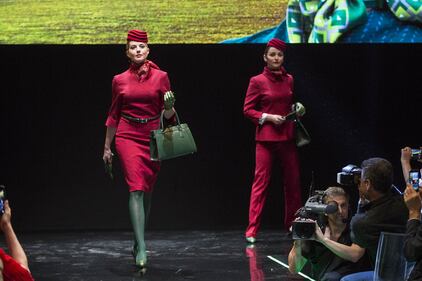 "Rosse come la Ferrari". Ecco le nuove divise Alitalia 3