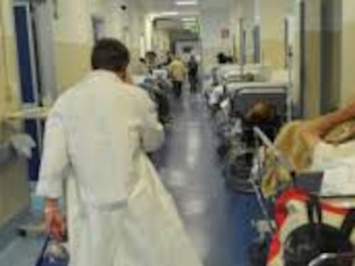 Gara tra infermieri ai danni dei pazienti. Ma cacciano chi li denunciò