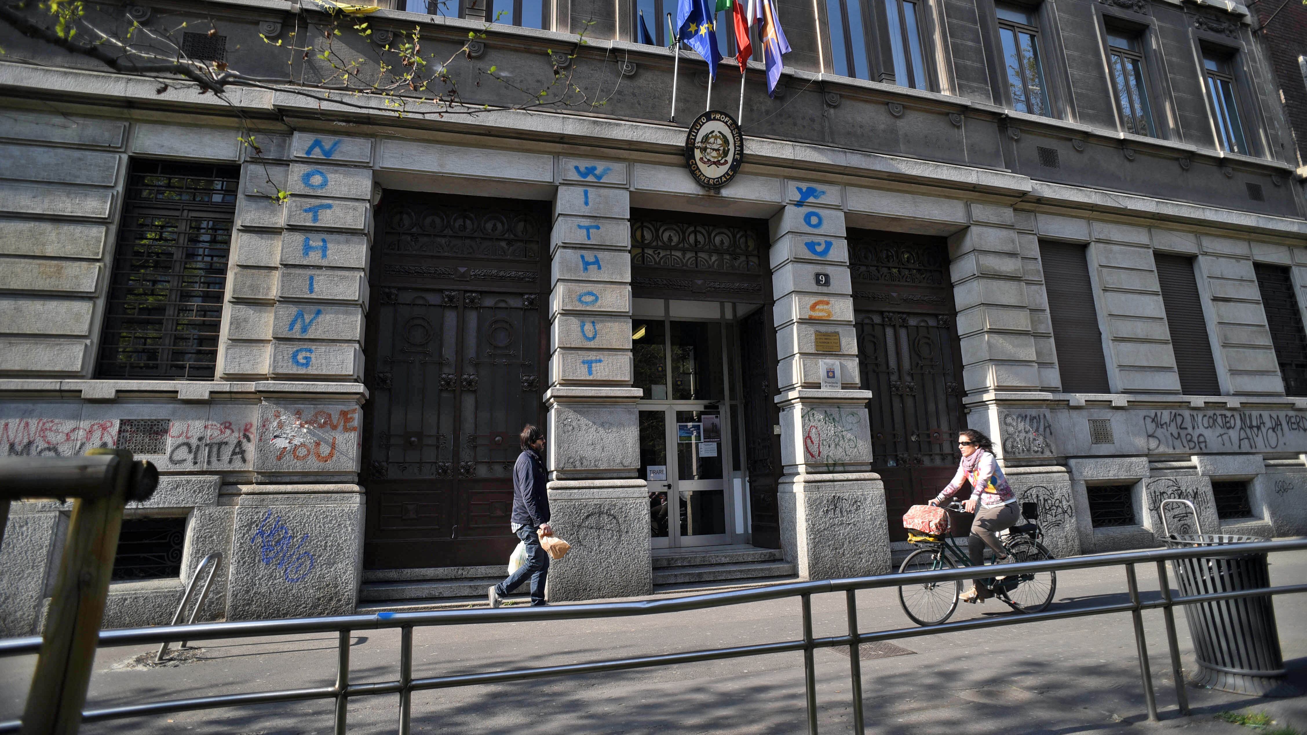L'ascensore è rotto, disabili in classe in braccio ai docenti