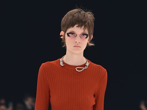 Le modelle col "cappio" al collo. Bufera su Givenchy