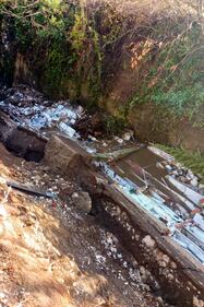Il maltempo fra crollare un'ala del cimitero: le bare nel torrente 3