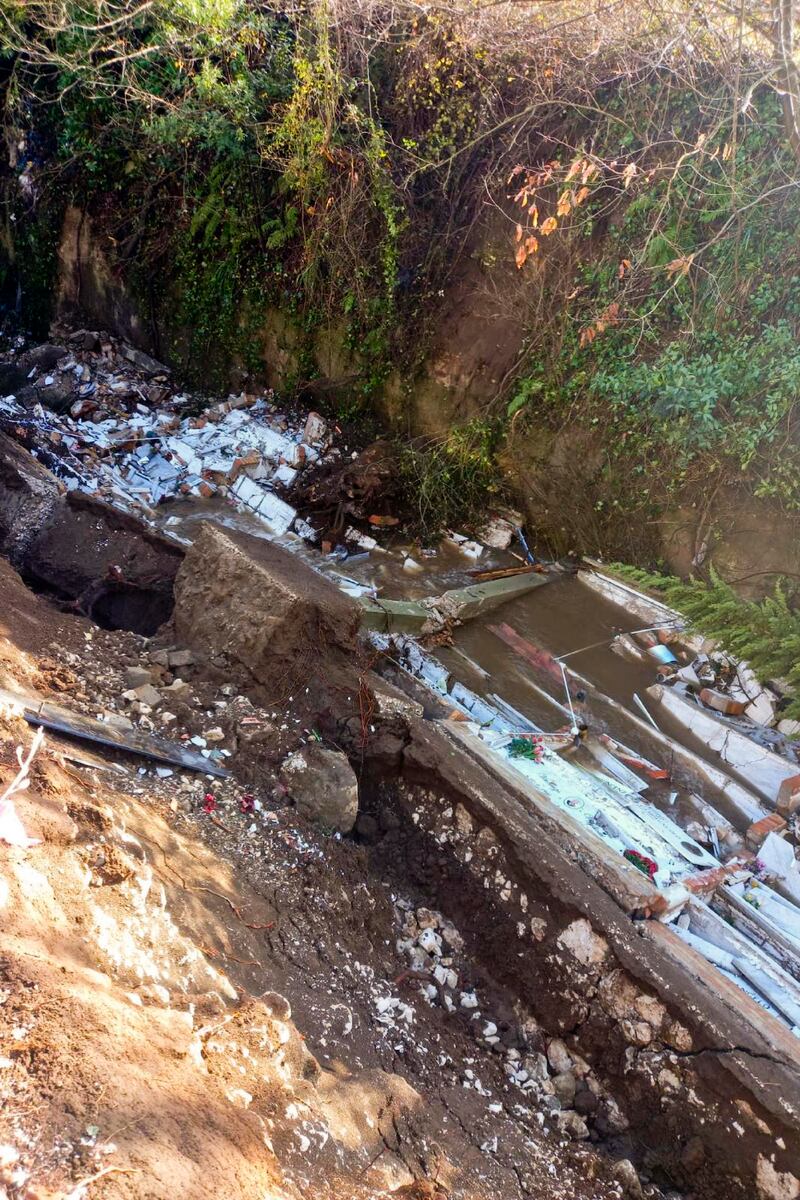 Il maltempo fra crollare un'ala del cimitero: le bare nel torrente 3
