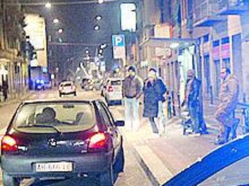 La fidanzata è troppo bella, lui la chiude in casa