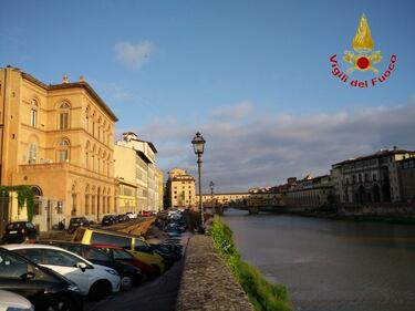 Firenze, auto sprofondate sul Lungarno 4