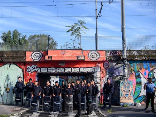 Sgomberato il Leoncavallo. L’ira di Sala: "Non avvisato"