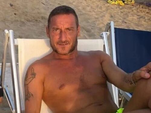 La "strategia" di Francesco Totti a Sabaudia: "Foto con tutti"