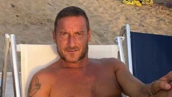 La "strategia" di Francesco Totti a Sabaudia: "Foto con tutti"