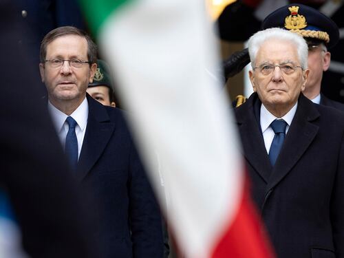 Drone su base Unifil con italiani, Mattarella a Herzog: "Inaccettabile". Crosetto: "Due cacciamine a Hormuz ma aspettiamo la pace"