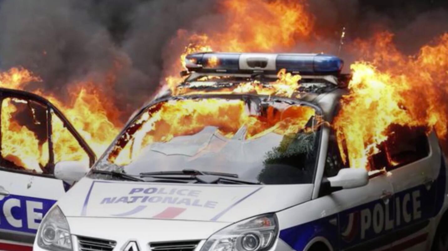 Halloween violento in Francia: "Armatevi e colpite la polizia"