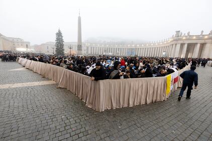 Folla di 100mila fedeli attesa per i funerali di Papa Benedetto XVI 8