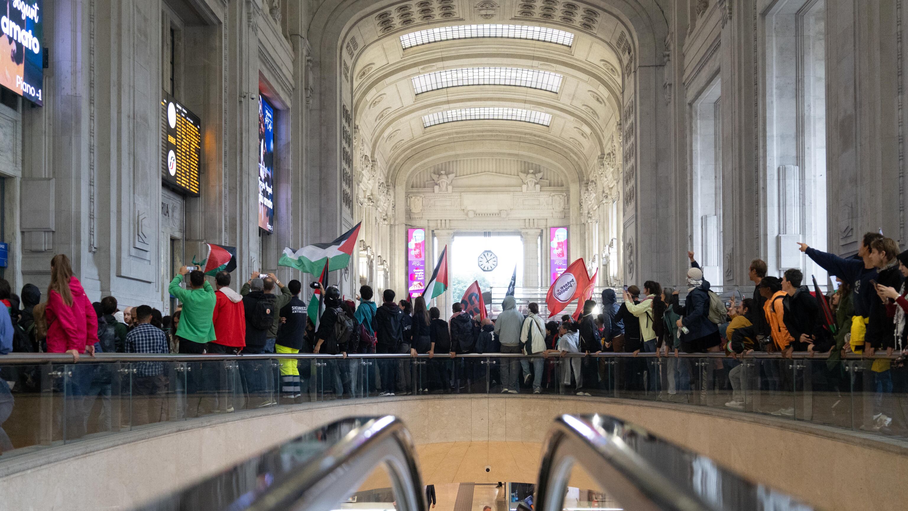 I "pacifisti" pro Pal assaltano la Centrale: scontri e 60 feriti