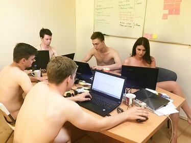 Se in Bielorussia i giovani vanno nudi al lavoro 1