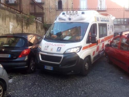 Sosta selvaggia e ambulanze bloccate, scoppia la polemica a Napoli