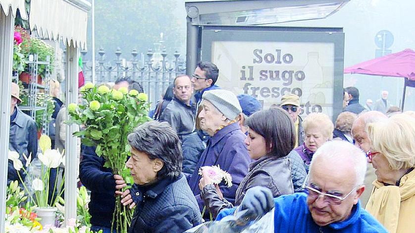 Concorrenza sleale: guerra di crisantemi davanti ai cimiteri
