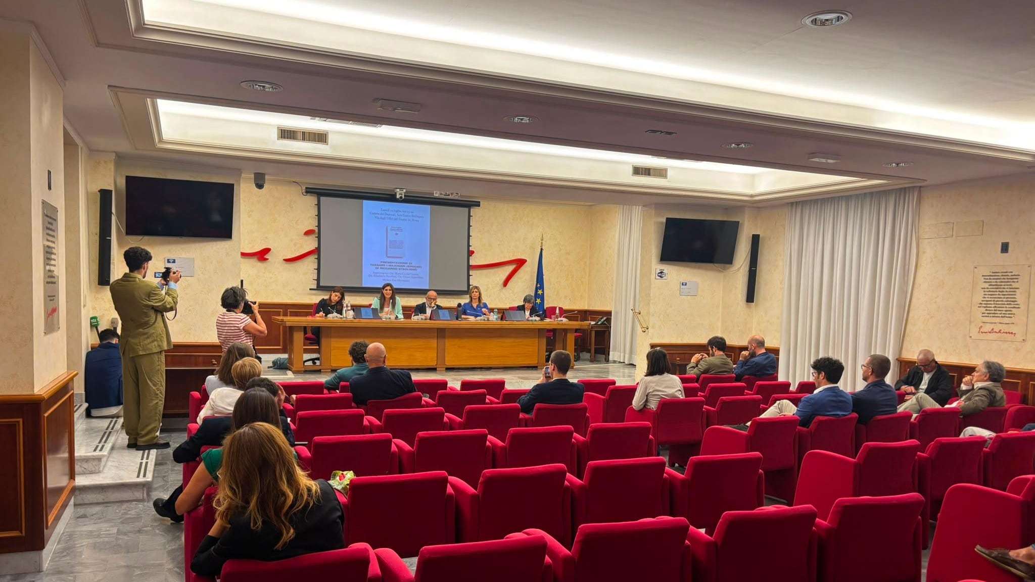 "Con la patrimoniale vinceremo le elezioni". Ma la sala è deserta